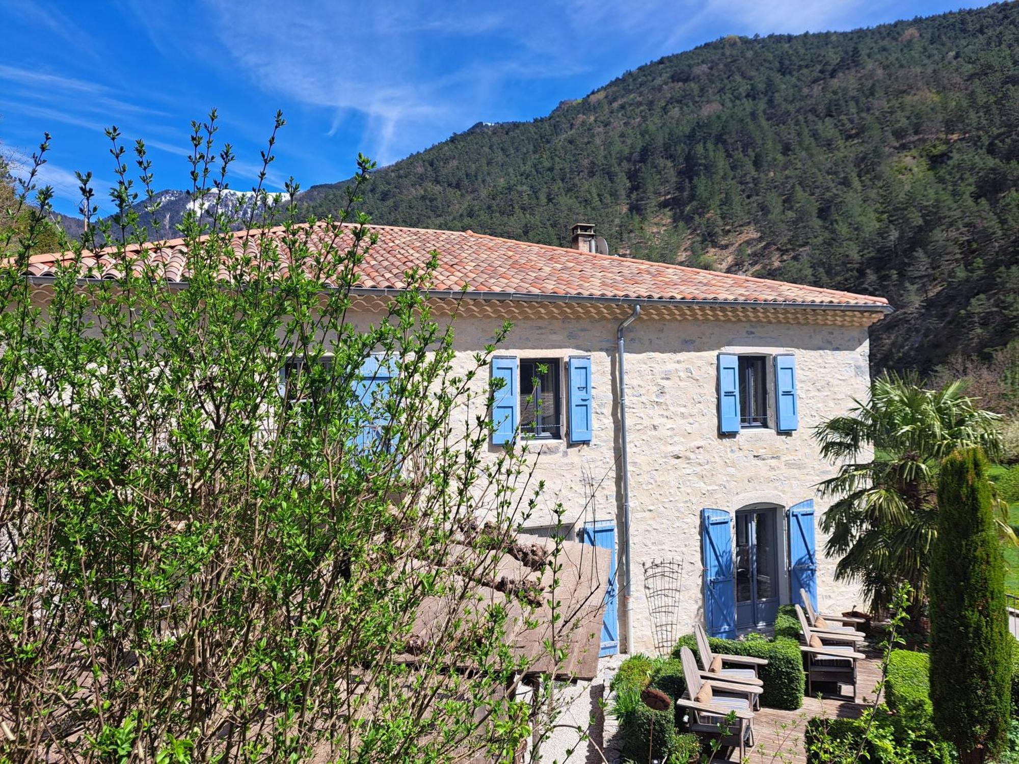 Le Sareymond Bed & Breakfast Menee Exterior photo